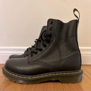 UNWORN Size US 7 Dr Martens Airwair boots.